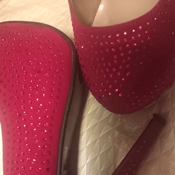 I don't think we're in Kansas anymore... Checkout these hot heels! - Picture 9 of 9